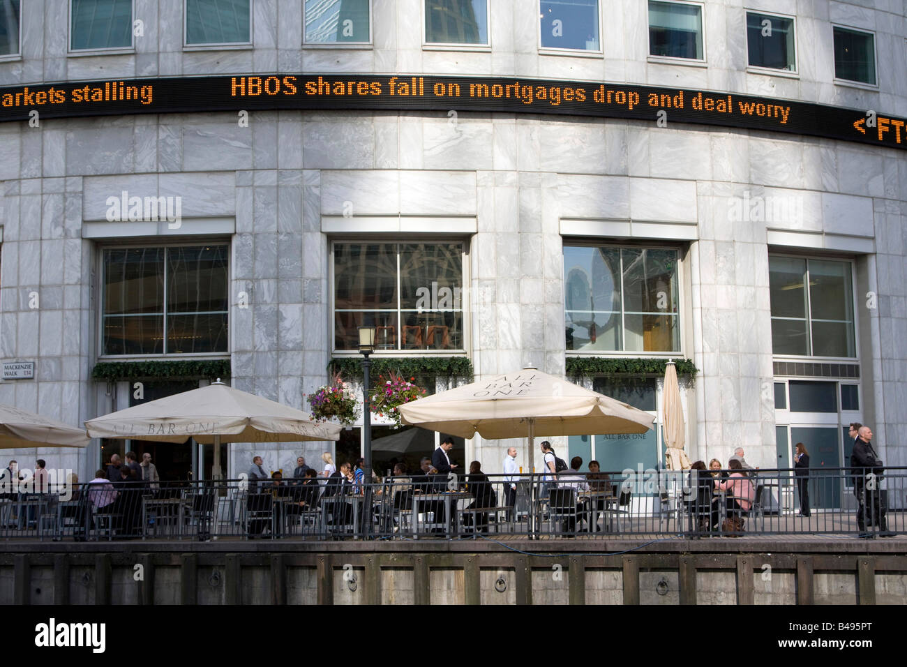 Quote di HBOS goccia Stock Market Crash Ticker tape visualizzare Canary Wharf London Docklands 26/9/12 Foto Stock