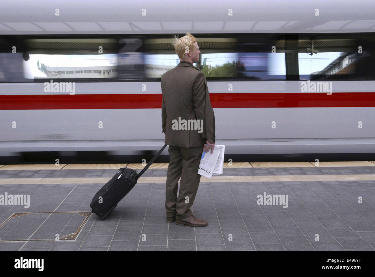 Uomo in attesa presso la stazione ferroviaria di Berlino, Germania Foto Stock