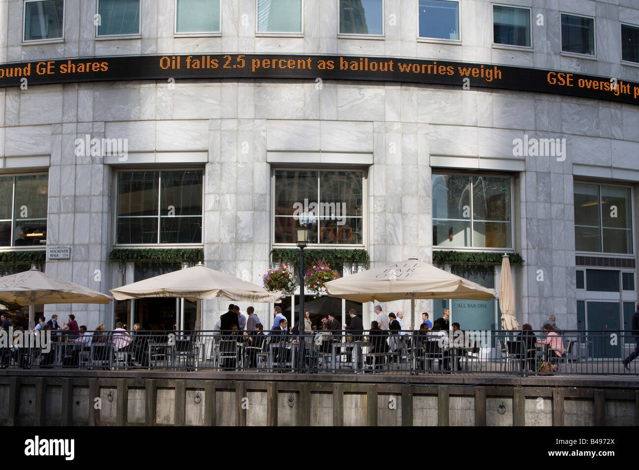 Il prezzo del petrolio scende - Stock Market Crash Ticker tape visualizzare Canary Wharf London Docklands 26/9/19 Foto Stock