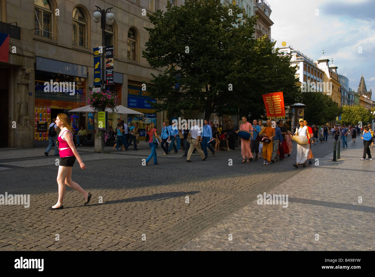 Na Prikope strada pedonale con Hare Krishna persone marciando a Praga Repubblica Ceca Europa Foto Stock