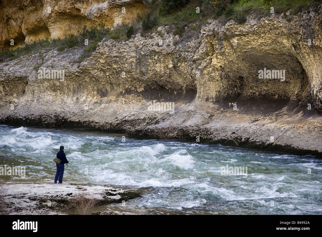 Pescatore nel fiume Irati Foz de Lumbier Navarra Spagna Foto Stock