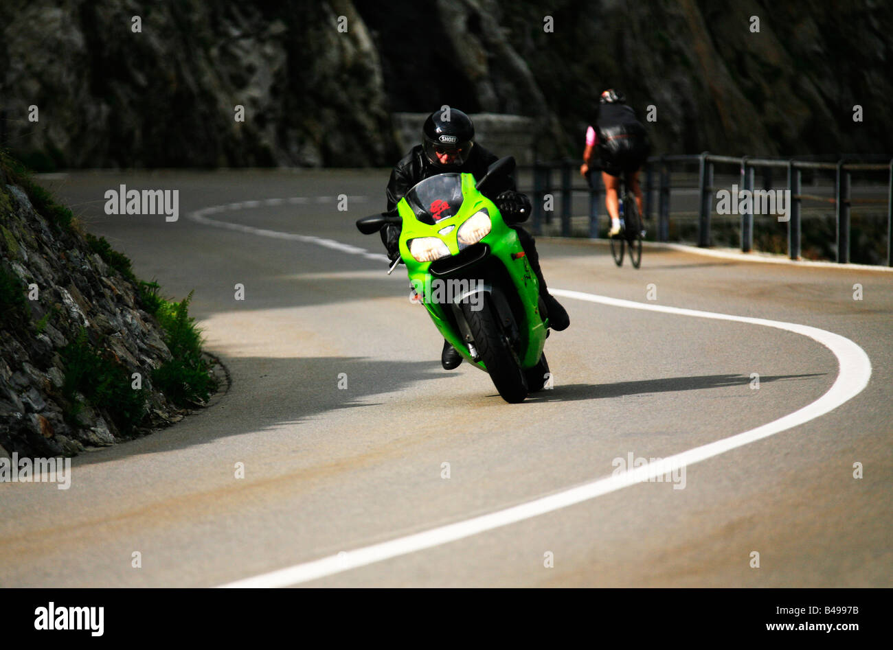 Motociclista a Sustenpass, Svizzera Foto Stock