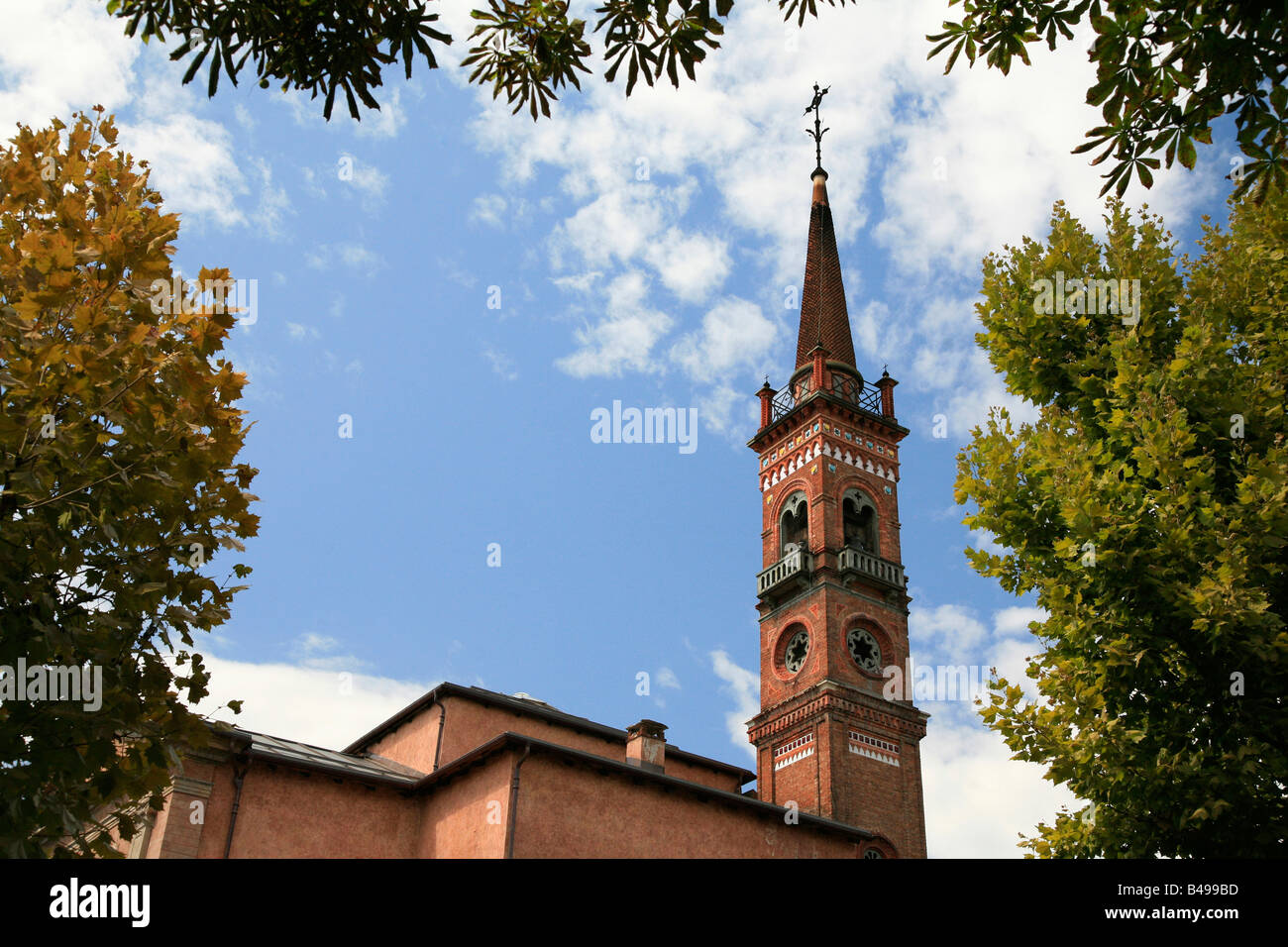 Alte guglie della chiesa nella parte medievale della città di Cuneo Piemonte Italia Foto Stock