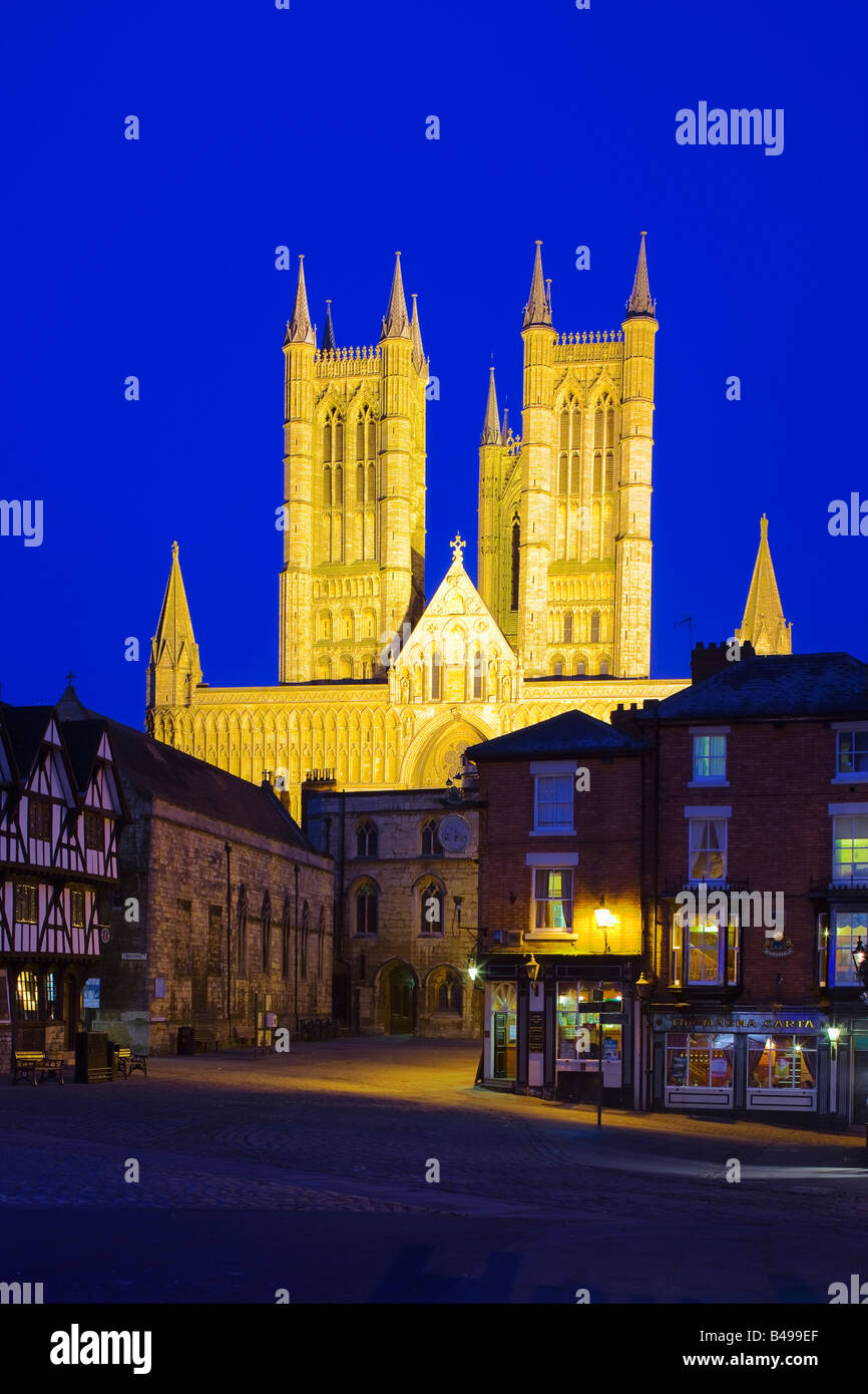 Cattedrale di Lincoln Lincoln Lincolnshire Inghilterra al crepuscolo Foto Stock