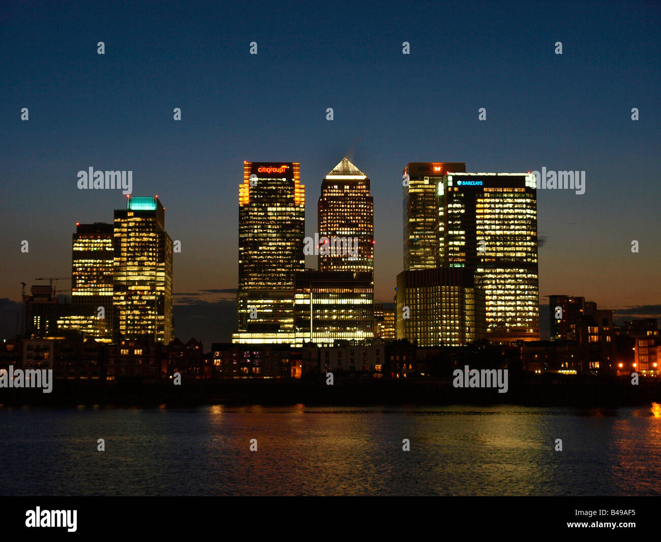 Canary Wharf Bank office towers si vede attraverso il fiume Tamigi Docklands Londra REGNO UNITO Foto Stock