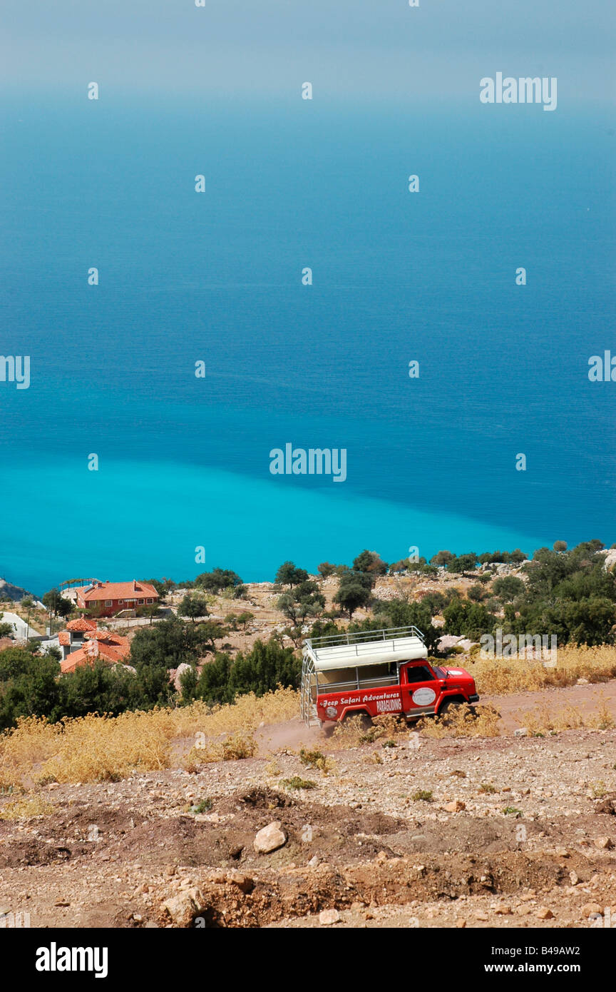 Jeep guida alla cima della montagna con il parapendio in Oludeniz Turchia Foto Stock