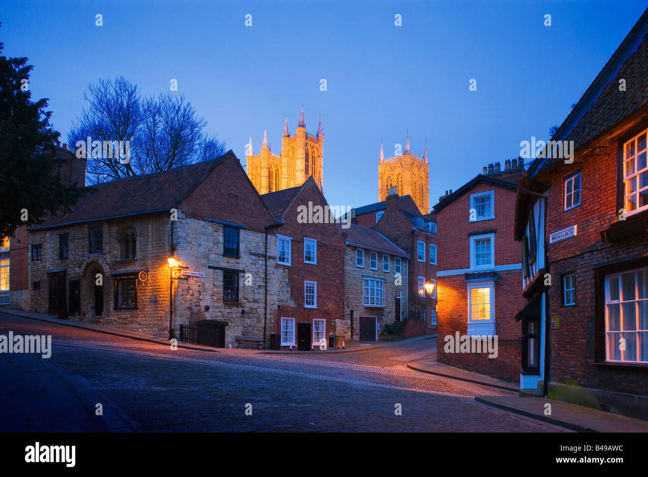 Ripida collina Lincoln guardando verso la Cattedrale Lincolnshire Inghilterra al crepuscolo Foto Stock