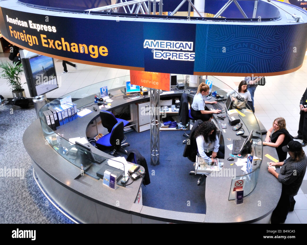 American Express Foreign Exchange contatore a Heathrow Terminal 1 di Londra, Regno Unito Foto Stock