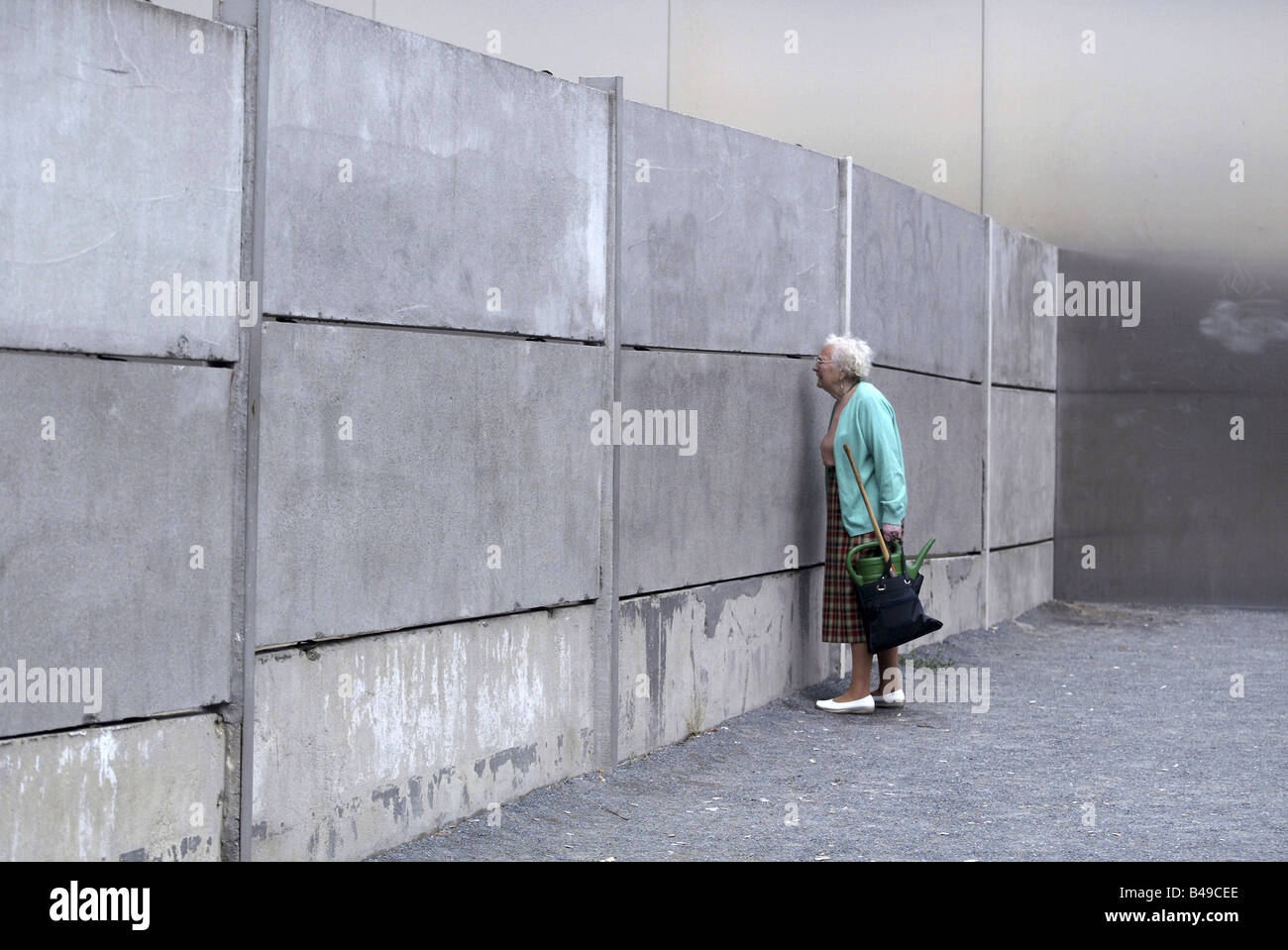 Vecchia donna presso il parco della parete di Berlino, Germania Foto Stock