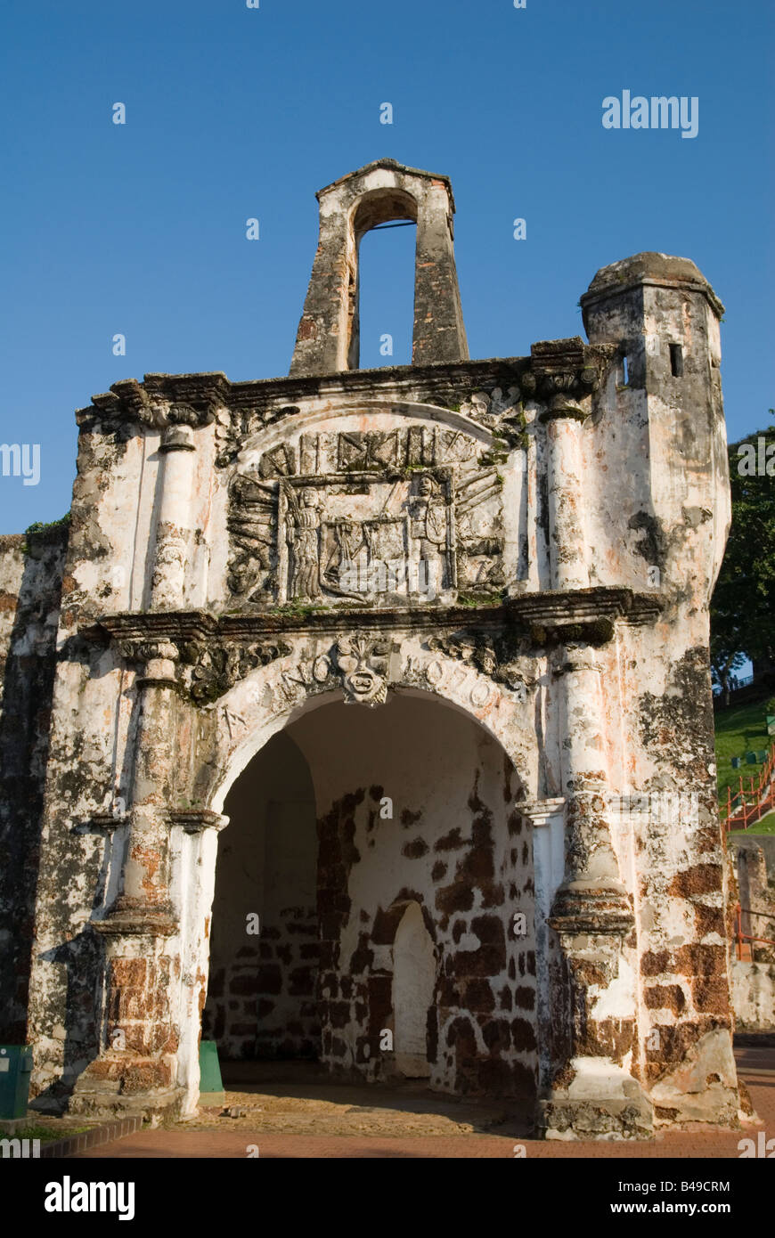 La porta ad arco e Porta de Santiago, di una famosa originariamente costruita dai Portoghesi nel 1511, poi restaurato dagli olandesi in Malacca, Malesia Foto Stock