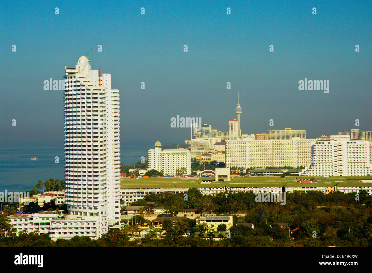 Asia Thailandia Pattaya City Jomtien Beach Hotel e condominio degli edifici lungo la strada della spiaggia Foto Stock