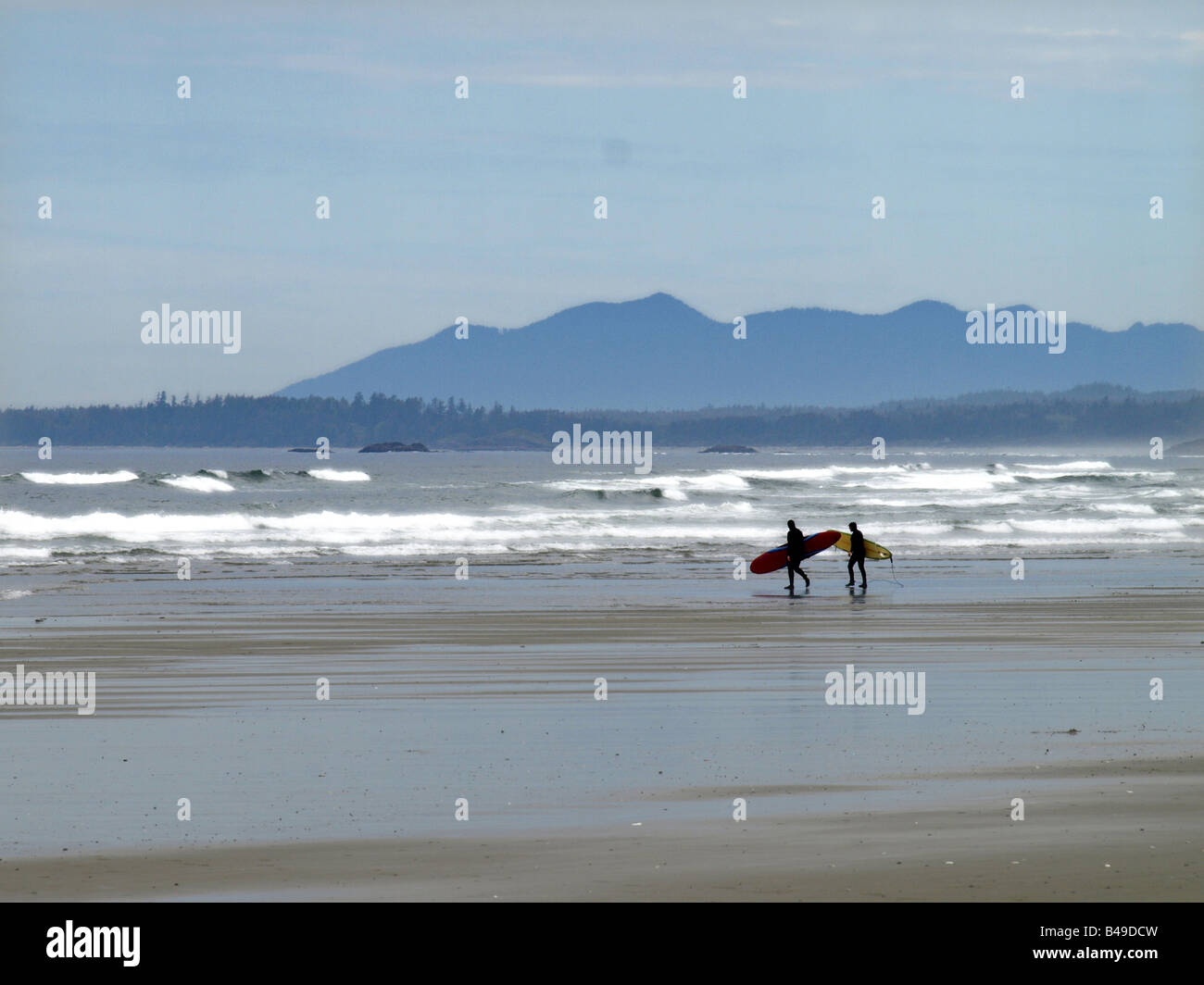 Surfisti sulla lunga spiaggia , British Columbia , Canada Foto Stock