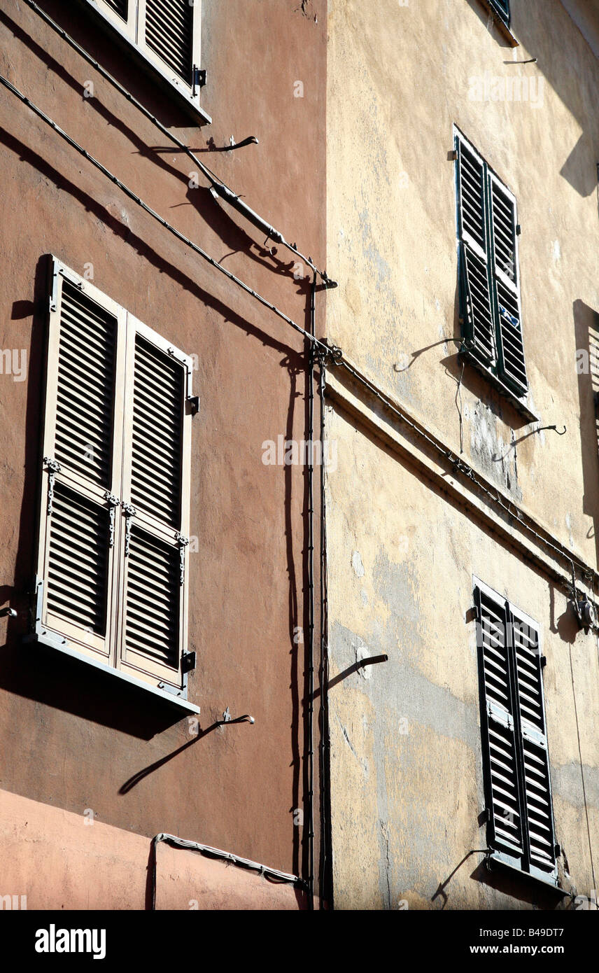 Persiane alle finestre in Gavi, Piemonte, Italia Foto Stock