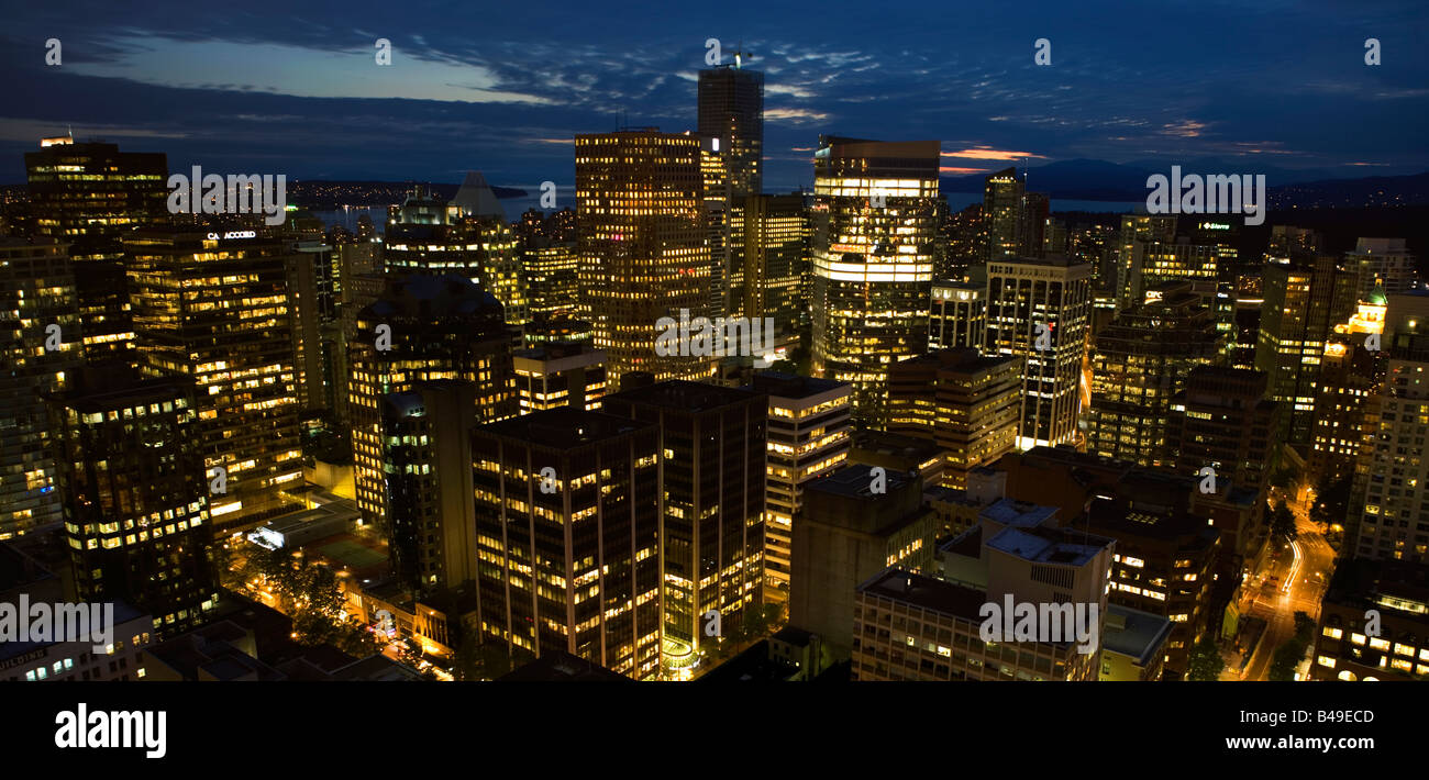 Il centro di Vancouver al tramonto vista dal centro del Porto Torre, British Columbia, Canada. Foto Stock