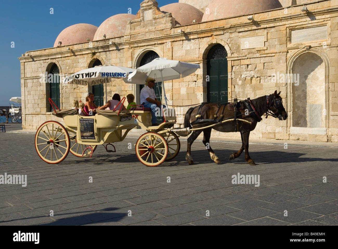 I vacanzieri facendo un giro in carrozza a Chania Porto Veneziano Foto Stock