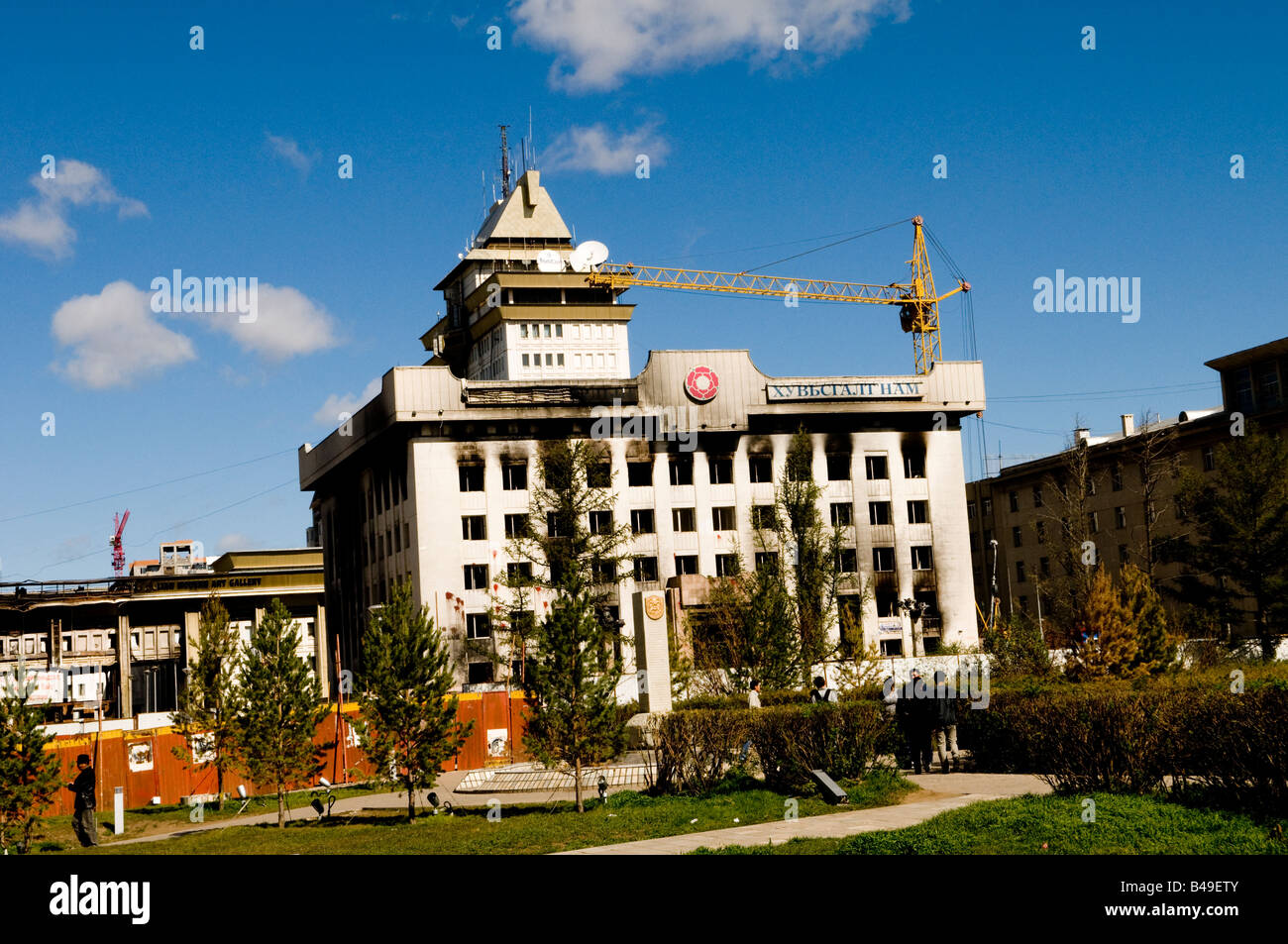 Bruciato edificio partito dopo i tumulti colpito Ulaan battar, Mongolia Foto Stock