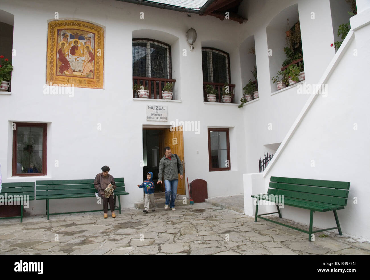 Cozia Transilvania Romania Europa settembre uomo e bambino lasciando il Museo al Monastero di Cozia Foto Stock