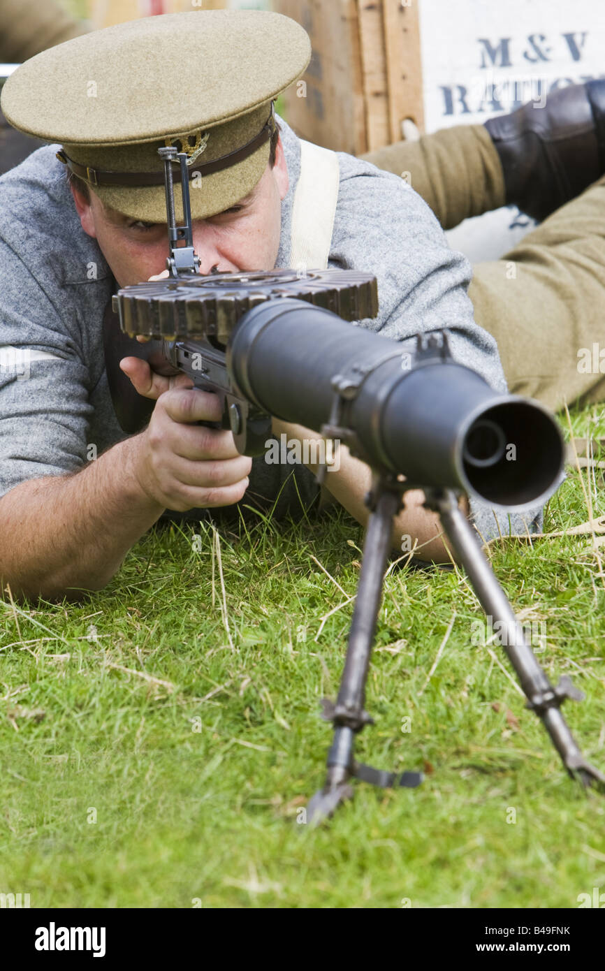 Esercito britannico Caporale opera una luce di Lewis Machine Gun Foto Stock