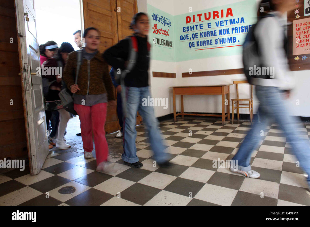 Ai bambini di andare alla classe in una scuola di Korca, Albania Foto Stock