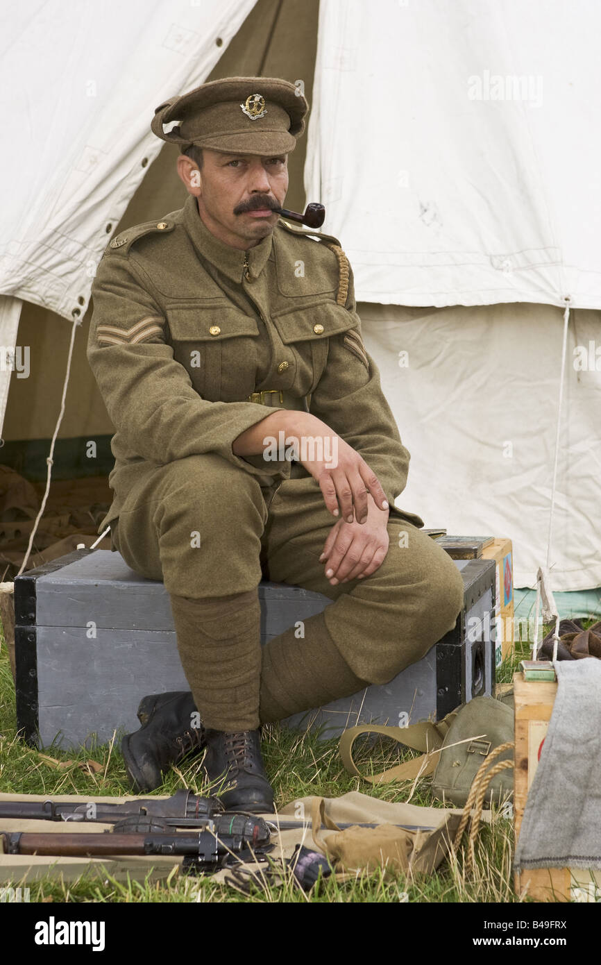 Moustached esercito britannico caporale tubo di fumo Grande Guerra Foto Stock