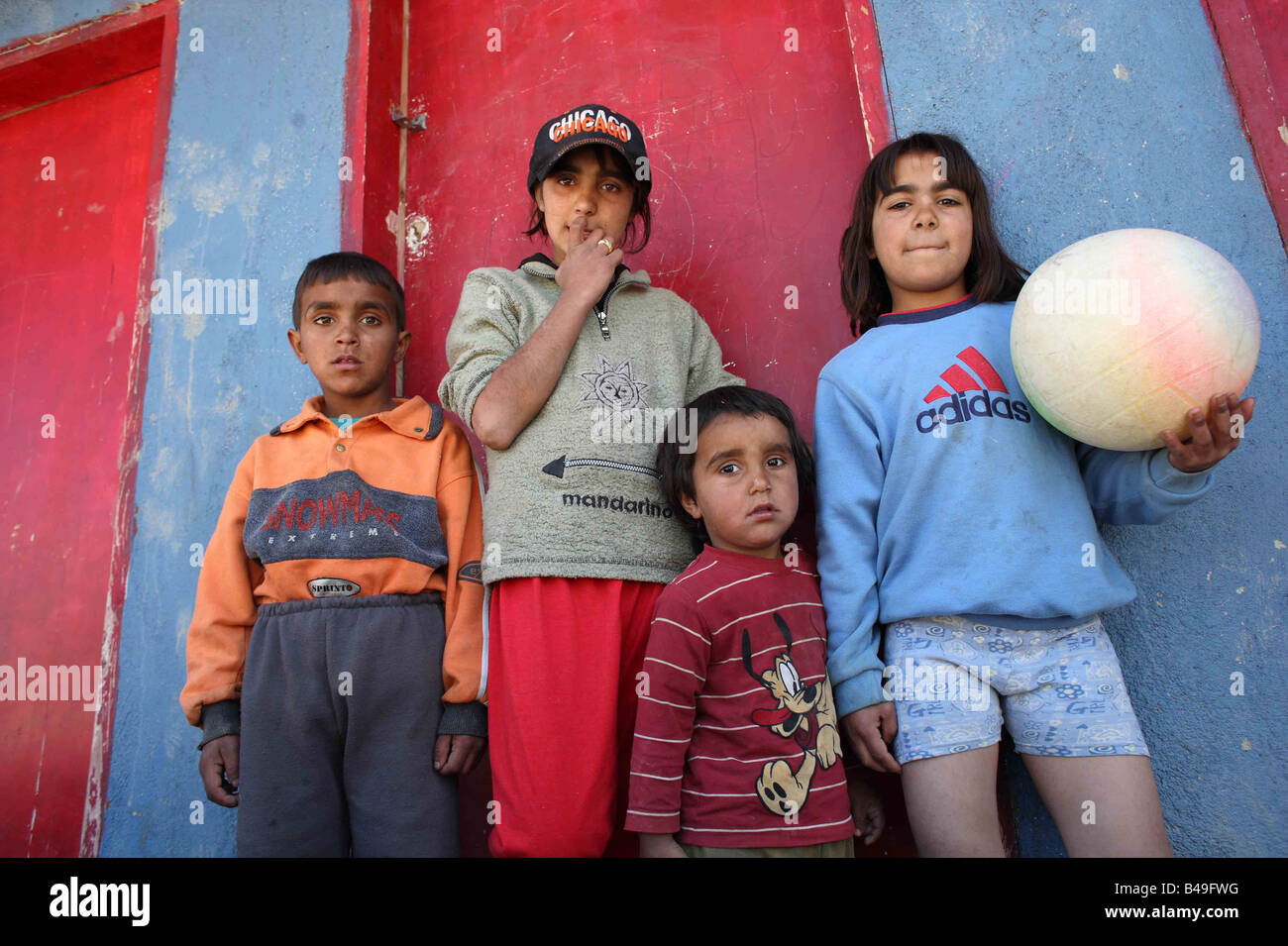 Roma bambini zingari a stare di fronte di toilette accanto alla loro casa in Korca, Albania Foto Stock
