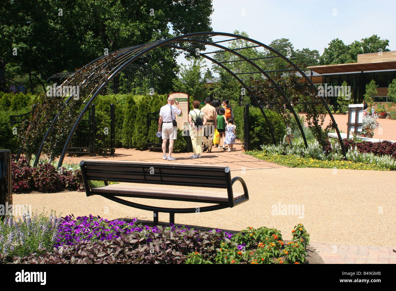 La famiglia la lettura del segno di benvenuto all'ingresso del giardino labirinto, il Morton Arboretum, Lisle, Illinois Foto Stock