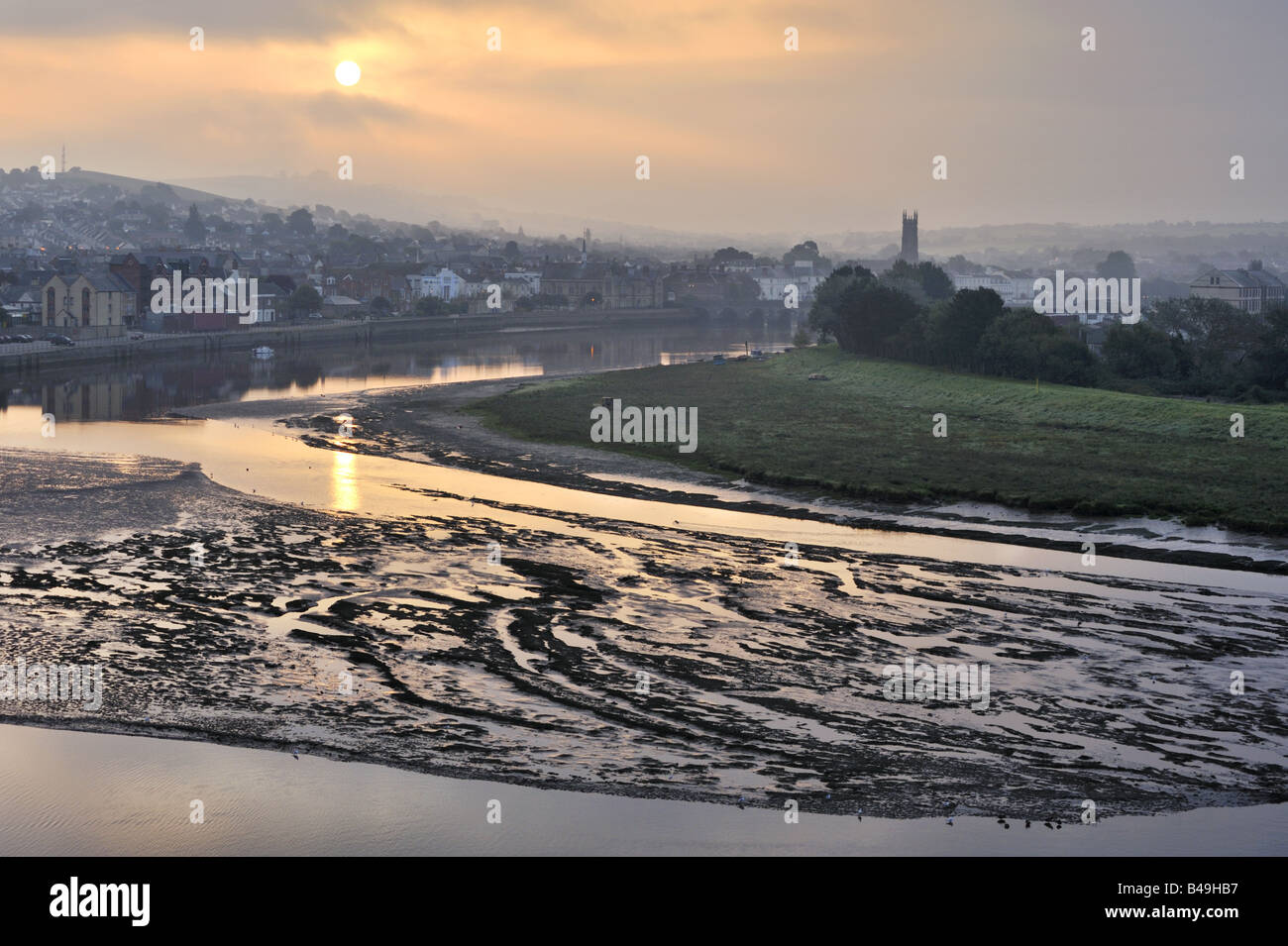 Sunrise sulla mattina di settembre oltre Barnstaple e il fiume Taw, Devon, Regno Unito Foto Stock