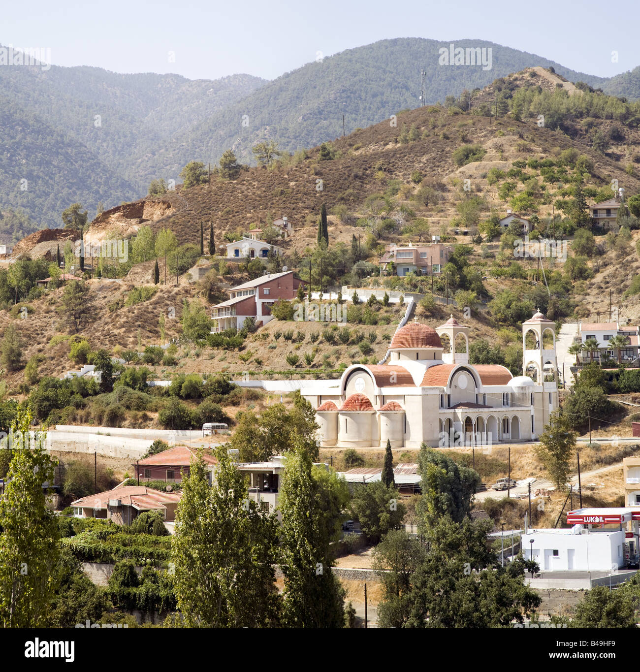 Parte del villaggio di KAKOPETRIA IN Troodos National Forest Park.Aghios Panteleimonas chiesa è una caratteristica dominante Foto Stock