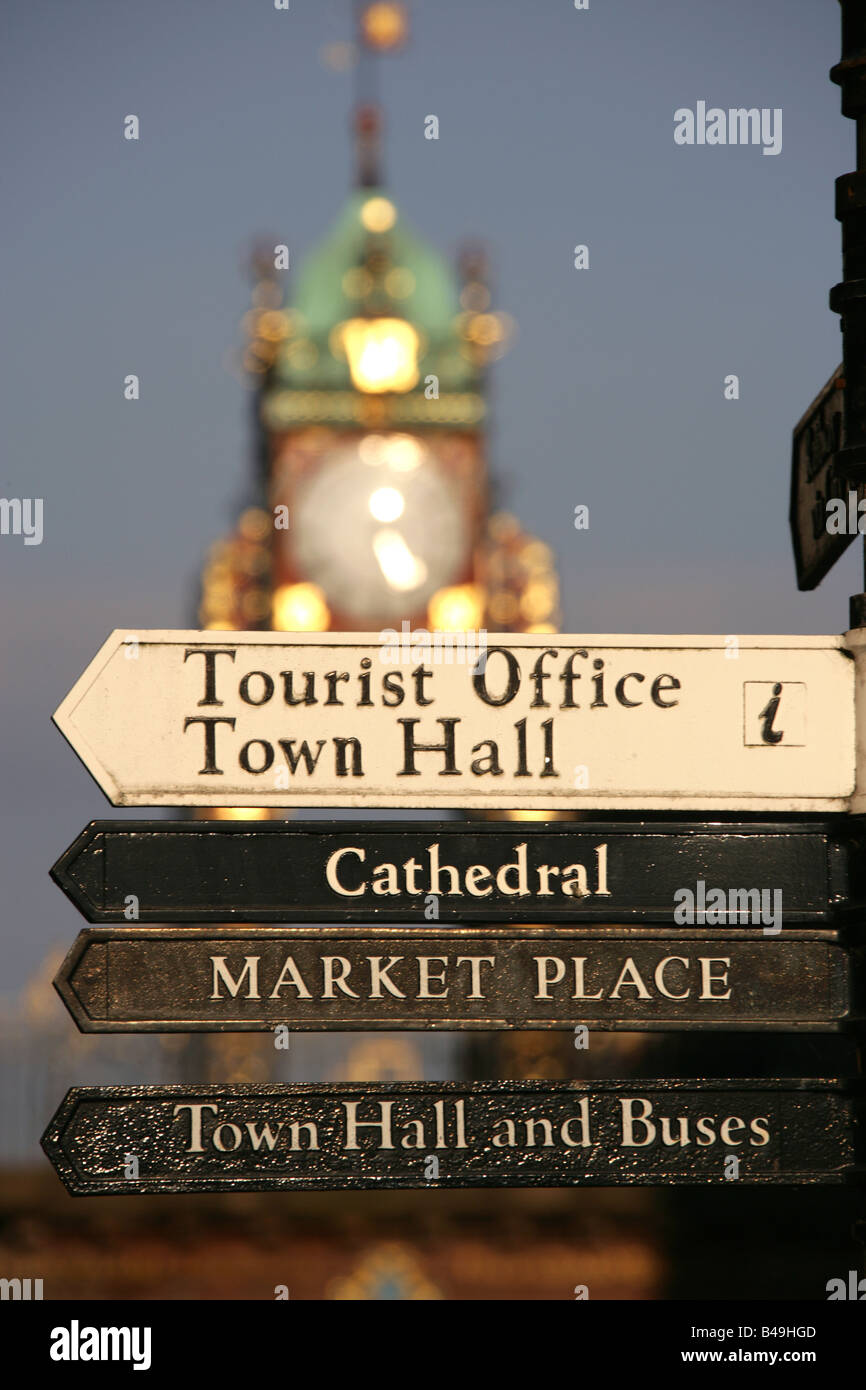 Città di Chester, Inghilterra. Direzione turistica con segni di Chester Eastgate Clock in background. Foto Stock