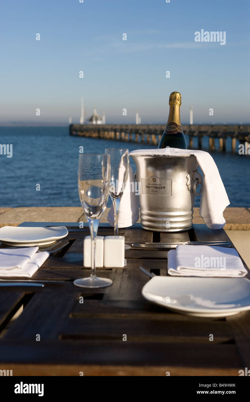 Ristorante Terrazza con bottiglia di Champagne Tattinger e bicchieri Foto Stock
