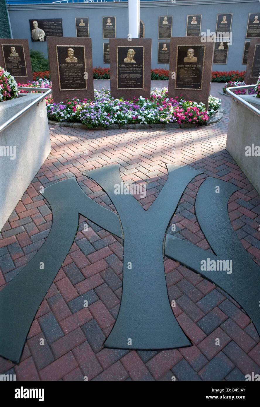 Il parco dei monumenti in Yankee Stadium i quattro monumenti più vicini raffigurano Lou Gehrig Mickey mantello Miller Huggins e Babe Ruth Foto Stock