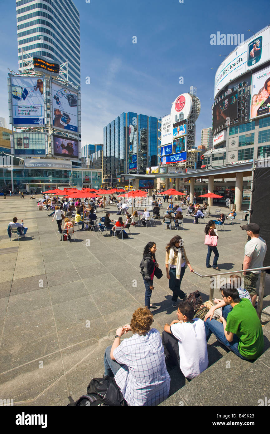 Yonge Dundas Square, il centro città di Toronto, Ontario, Canada. Foto Stock