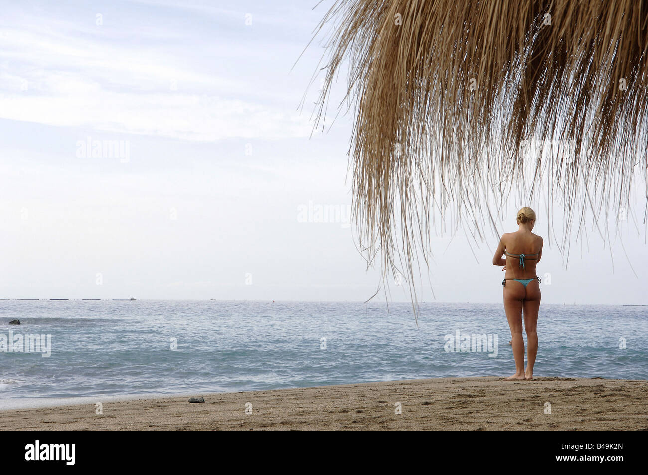 Una donna su una spiaggia, Adeje, Spagna Foto Stock