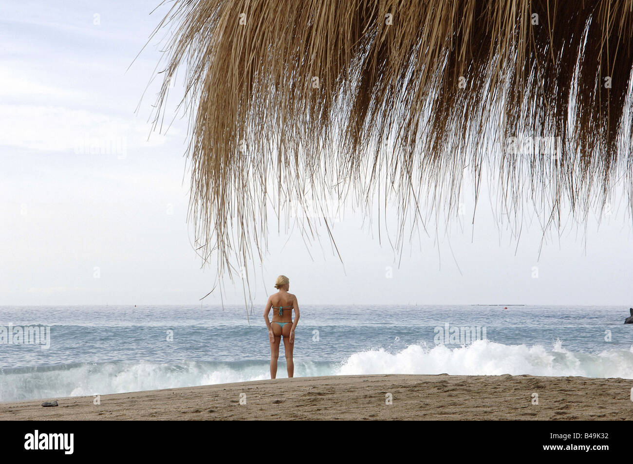 Una donna su una spiaggia, Adeje, Spagna Foto Stock