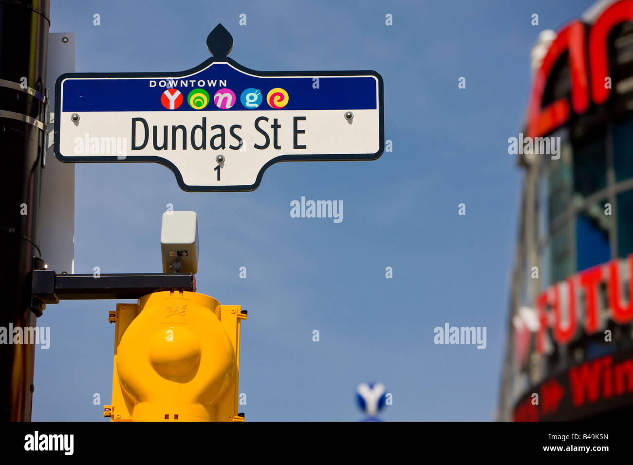 Strada segno sull'angolo di Yonge e Dundas strade (Yonge Dundas Square) nel centro cittadino di Toronto, Ontario, Canada. Foto Stock