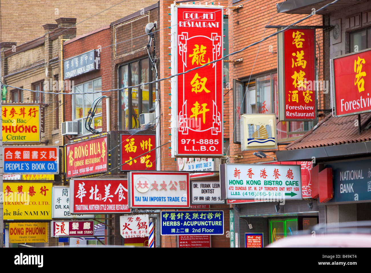 Indicazioni stradali in Chinatown nella città di Toronto, Ontario, Canada. Foto Stock