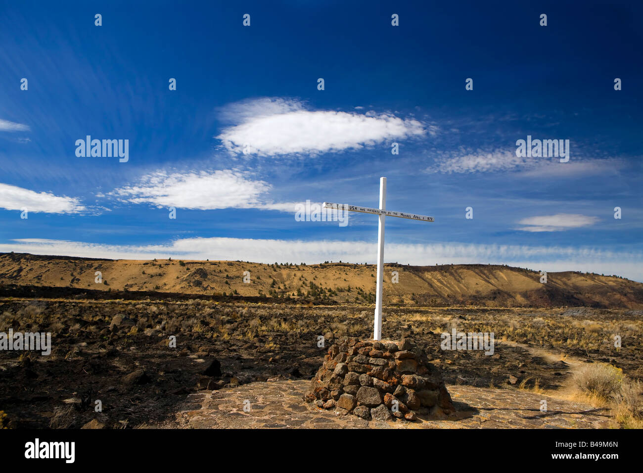 Croce segna il luogo dove Canby generale è stato ucciso dagli indiani nel 1873, letti di Lava monumento nazionale, California Foto Stock