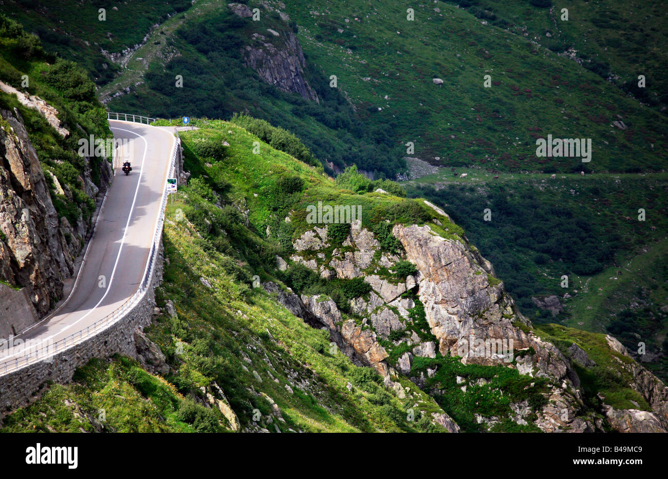 Motociclista a Sustenpass, Svizzera Foto Stock