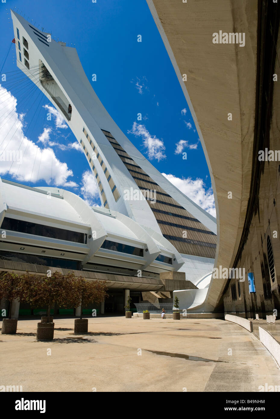 Montreal Biodome con Stadio Olimpico, Montreal, Canada. Foto Stock