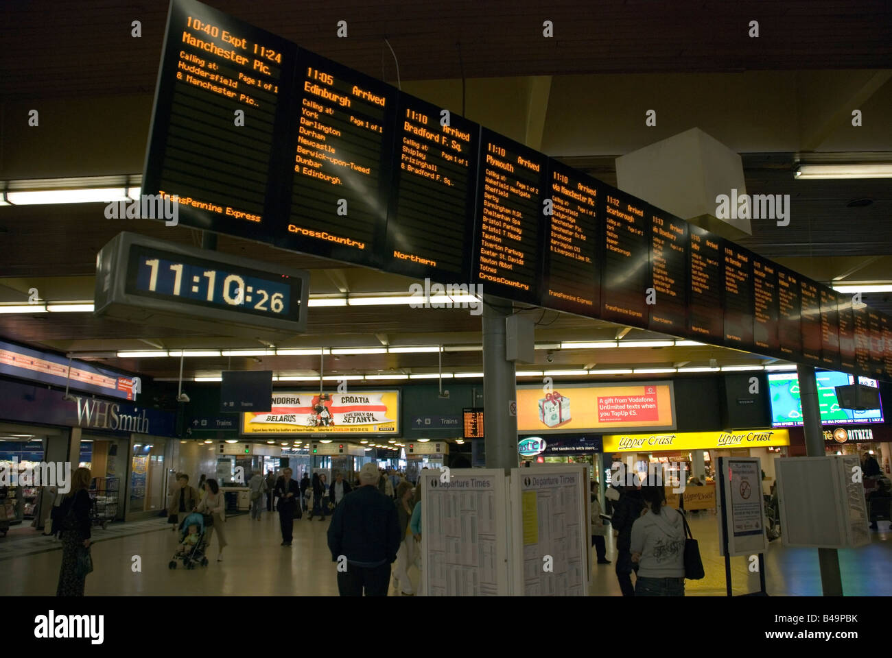 Digital arrivi e partenze board presso la stazione di Leeds, Inghilterra Foto Stock