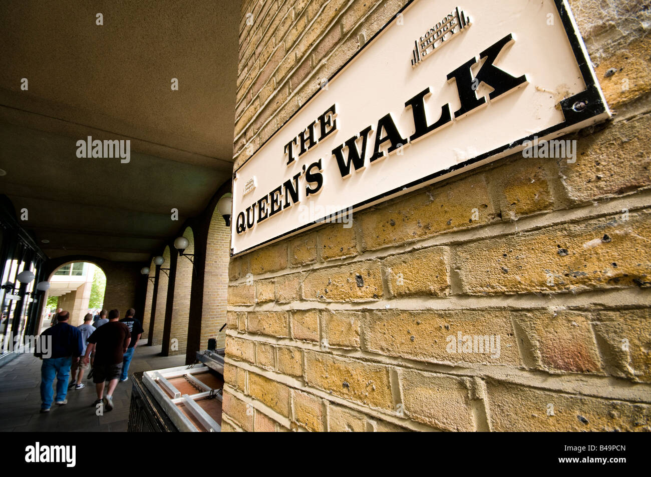 La Queen's Walk, London, Regno Unito Foto Stock