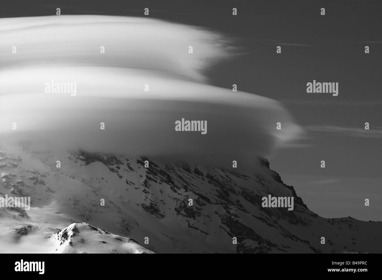 Mount Rainier shrounded in una nube lenticolare Foto Stock