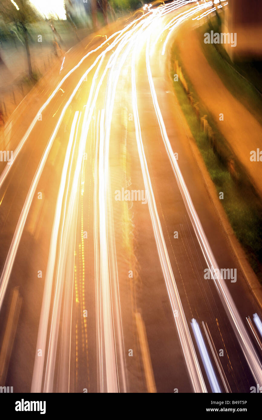 Leggere tracce di automobili su una strada Foto Stock