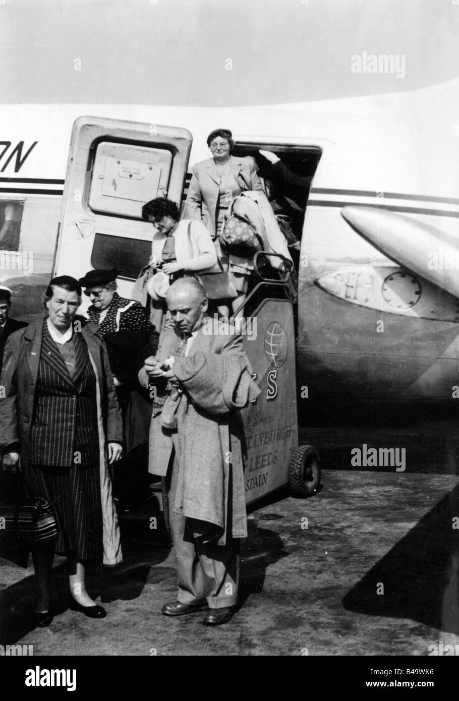 Turismo, viaggi di volo, aerei, Vickers VC. 1 Viking, Lufttransport Union (LTU), passeggeri deboarding, Londra, 1956, Foto Stock