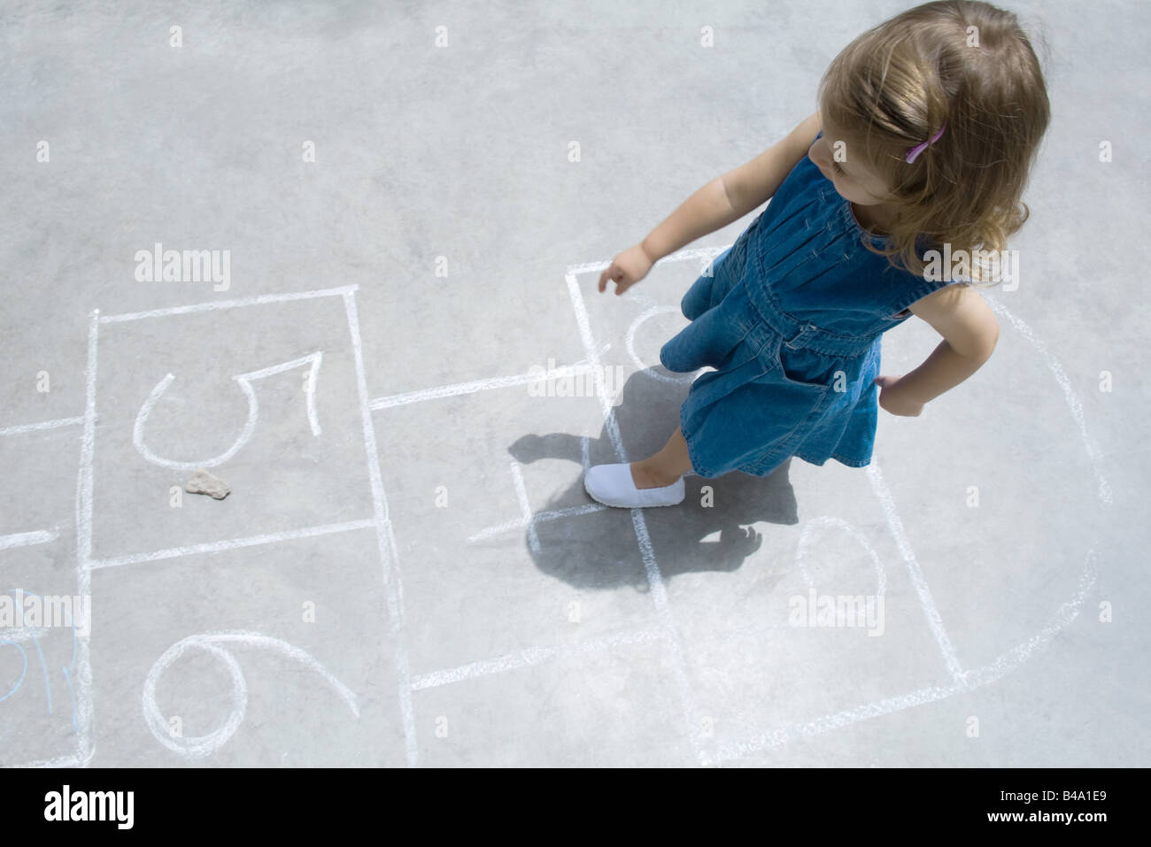 Bambina giocando campana all'aperto, vista aerea Foto Stock