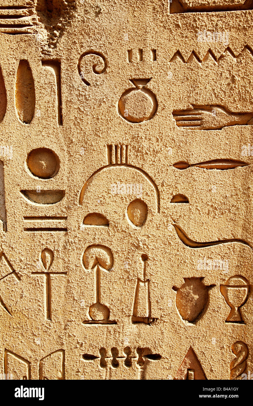 Parete con geroglifici egiziani e simboli Foto Stock