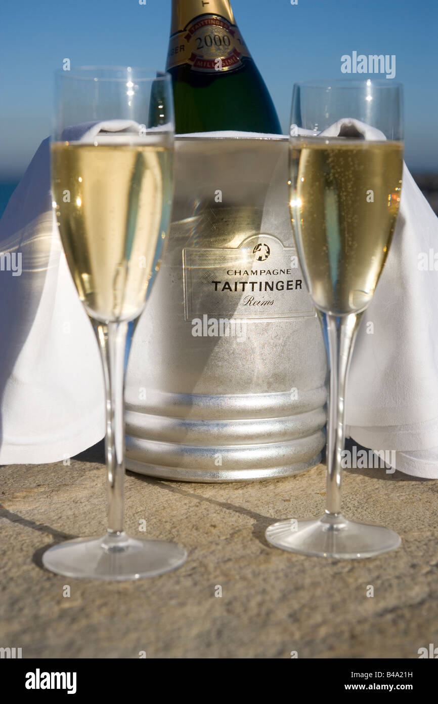 Ristorante Terrazza con bottiglia di Champagne Tattinger e bicchieri Foto Stock
