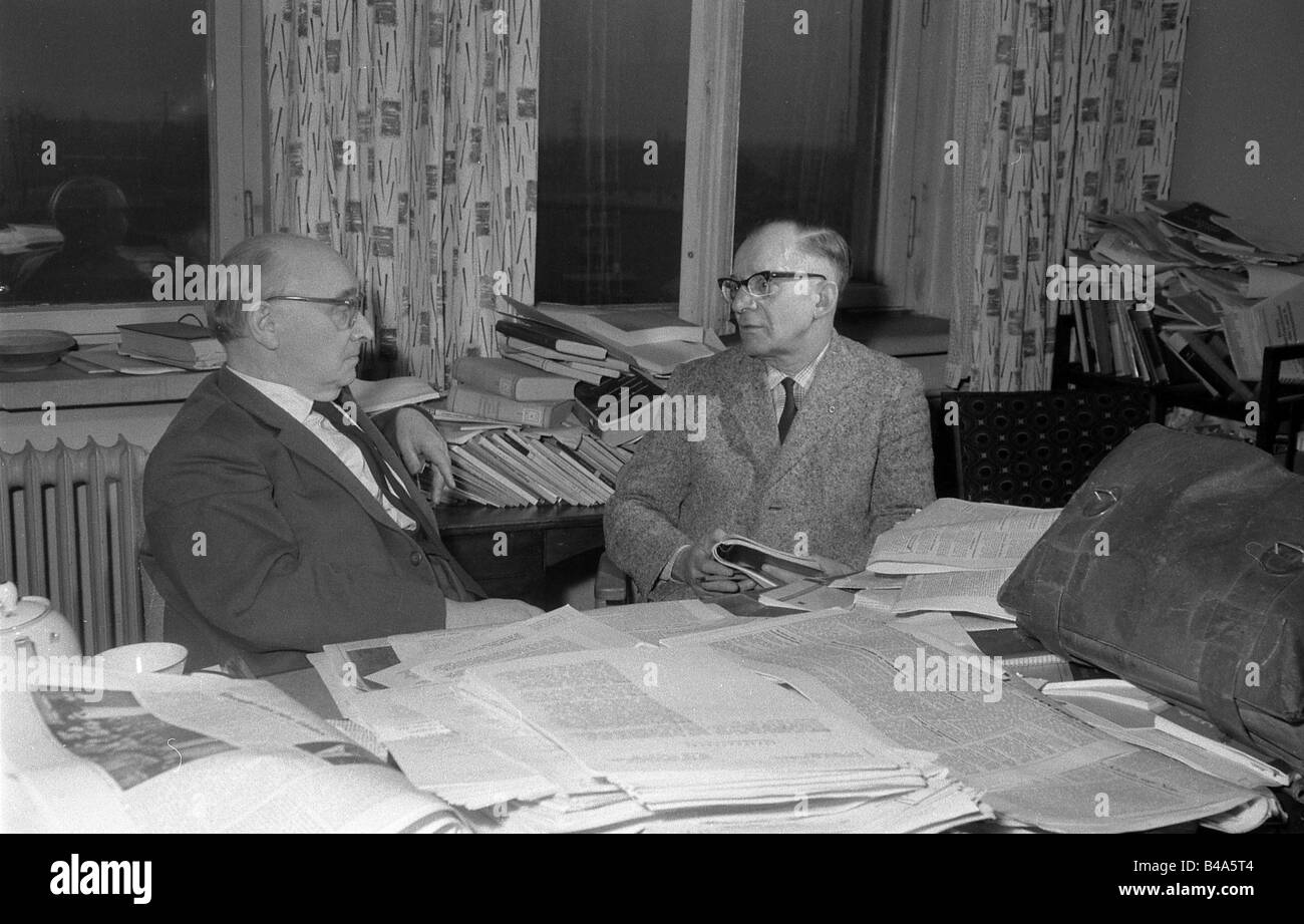 Eisler, Hanns, 7.7.1898 - 6.9.1962, compositore tedesco, durante un'intervista, Berlino Est, 1962, , Foto Stock