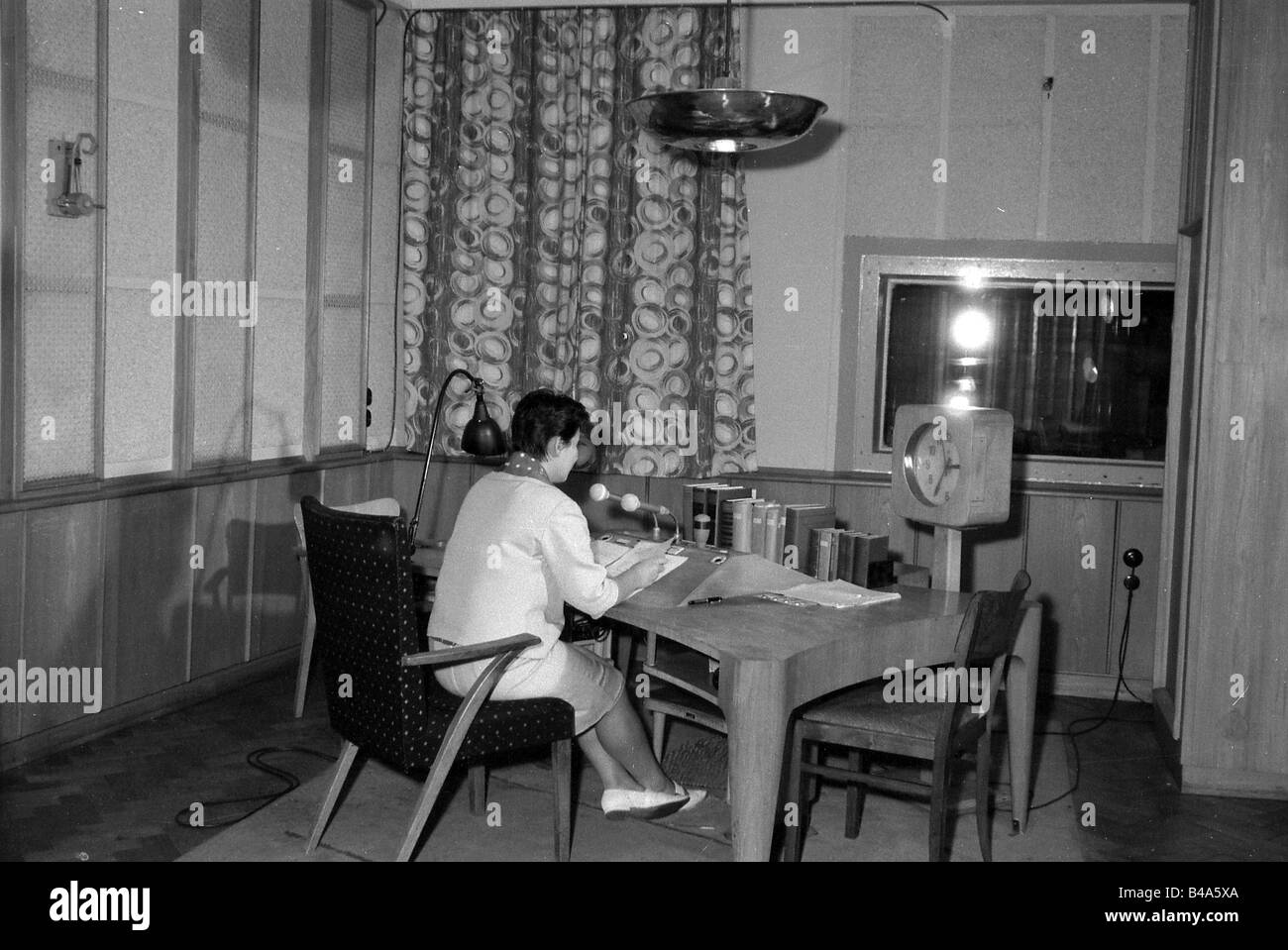 Geografia/viaggio, Germania, Repubblica democratica tedesca, cultura, trasmissione, Funkhaus, Berlino Est, vista interna, studio audio, newsreader, 1962, Foto Stock