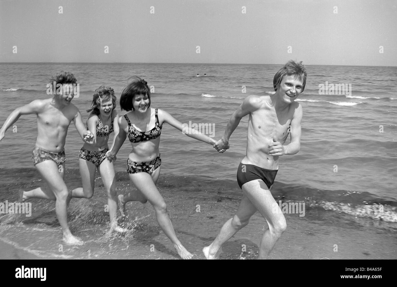Geografia/viaggio, Germania, Repubblica democratica tedesca, popolazione, giovani sulla spiaggia, Rostock, Warnemünde, 1971, Foto Stock